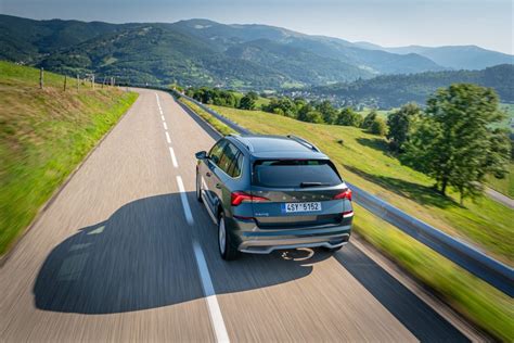 Tematinė nuotrauka, atspindinti „premium“ ir vidutinės klasės automobilių susipynimą