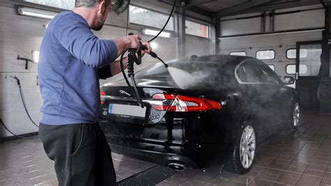 Teminė nuotrauka, vaizduojanti automobilio salono valymą garais