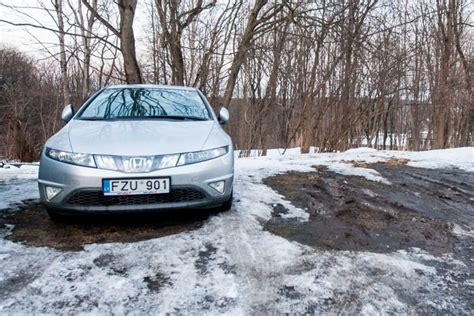 Nuotrauka, vaizduojanti automobilį ant 4WD dinamometro