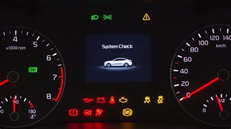 Nuotrauka: automobilio prietaisų skydelis su įspėjamuoju lemputės indikatoriumi