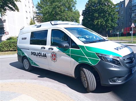 nauji policijos mikroautobusai „Mercedes-Benz Vito“ stovintys policijos kieme