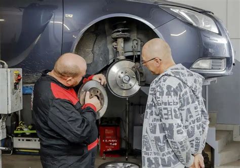 mechanikas tikrina automobilio stabdžių sistemą