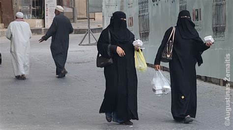 Nuotrauka, iliustruojanti tradicinę Saudo Arabijos moterų aprangą
