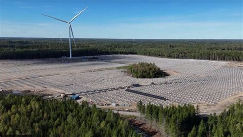 Tematinė nuotrauka: vėjo ir saulės jėgainių parkas saulėlydžio metu