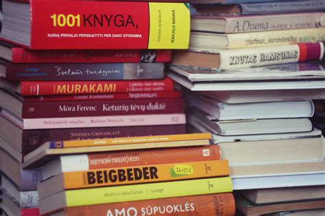 knyga su lipduko likuciais ant virselio