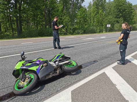 fotografija, vaizduojanti motociklo nuolaužas arba avarijos vietą Daugų miestelyje.