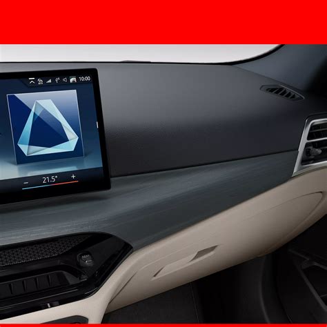 BMW automobilio interjero vaizdas, akcentuojantis vairuotojo vietą, sportines sėdynes ir minimalistinį valdymą