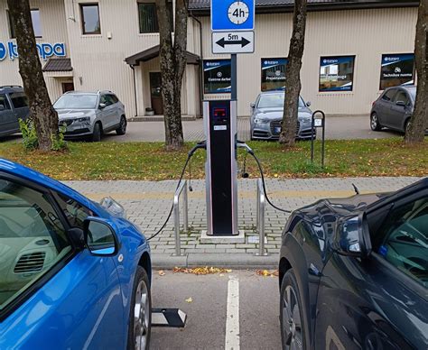 automobilis, įkraunamas viešojoje įkrovimo stotelėje