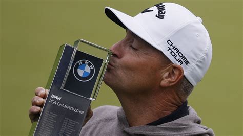 Alex Norenas muša kamuoliuką atkrintamosiose varžybose BMW PGA čempionate