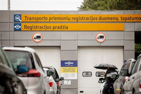 Regitros registracijos padalinio fasadas su automobilių eilėmis