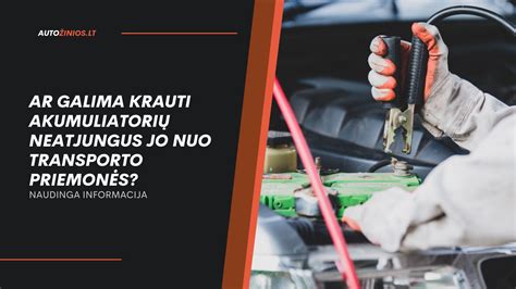 Vairuotojas, atliekantis automobilio techninę apžiūrą, pavyzdžiui, tikrinantis tepalo lygį