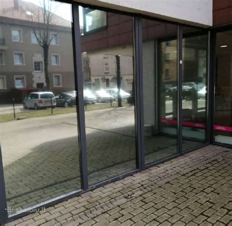 Tamsintų stiklų palyginimas su plėvele