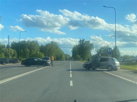 Eismo įvykio vieta Kauno Ateities plente su lengvuoju automobiliu ir vilkiku