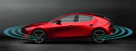 „Mazda i-ACTIVSENSE“ logotipas ir jutiklių išdėstymo schema automobilyje