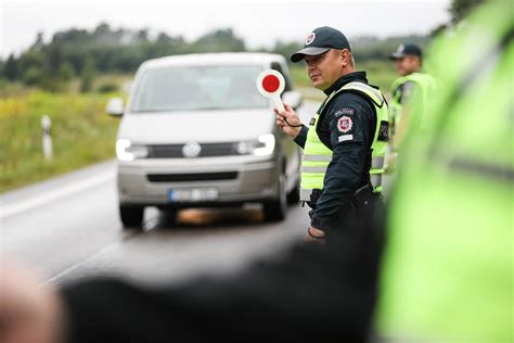 Teminis nuotrauka: policijos pareigūnas sustabdo automobilį, vairuojamą neblaivaus asmens