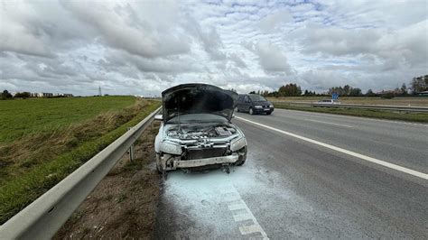 Teminis nuotrauka: sugadintas automobilis po avarijos
