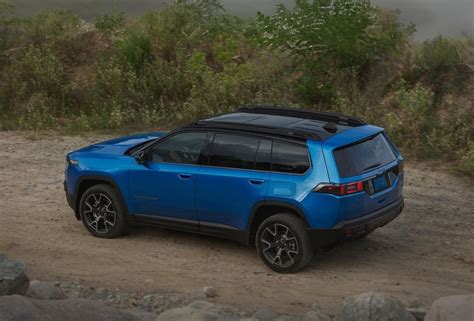 Naujos kartos Jeep Cherokee interjero nuotrauka