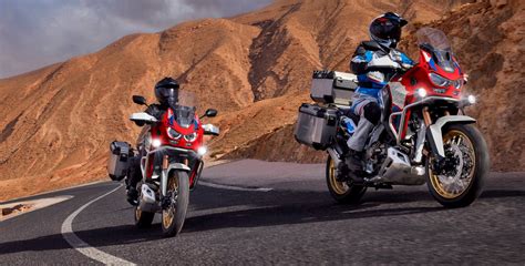 Nuotrauka: Honda Africa Twin važiuoja bekele, demonstruojant jo tvirtą rėmą ir dugno apsaugą