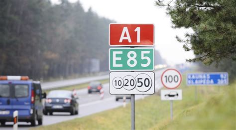 Teminis automobilio nuotrauka kelyje su greičio ženklais