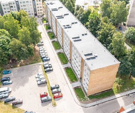 Tematinė nuotrauka: perpildyta automobilių stovėjimo aikštelė prie daugiabučio namo vakare