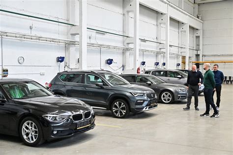 Teminė nuotrauka, vaizduojanti didelį automobilių servisą su daugybe darbo vietų
