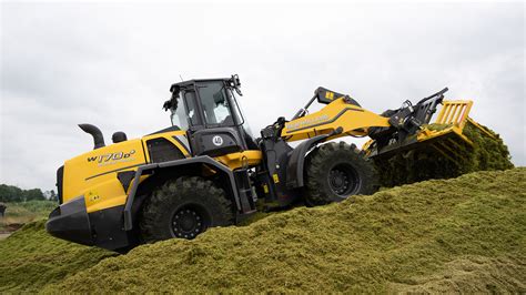 Du nauji New Holland ratinių krautuvų modeliai: W110D (viršuje) ir W170D+ Forage Power, skirtas silosui ir biomasės darbams
