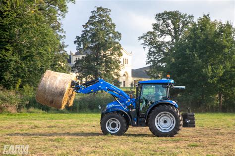 New Holland T5S serijos universalus traktorius, puikiai tinkantis darbui su frontaliniu krautuvu