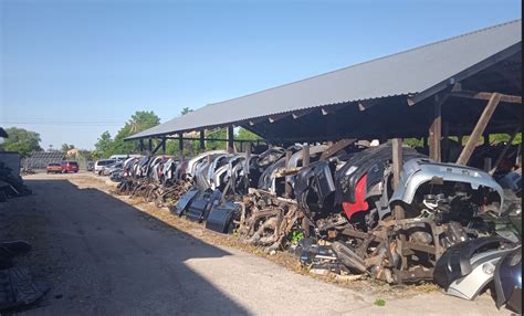 Tematinė nuotrauka: senų automobilių supirkimo aikštelė