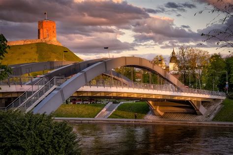 Nuotrauka su miesto vaizdu, kurioje matomas Žirmūnų tiltas