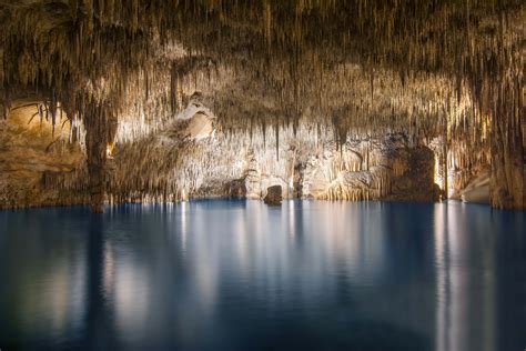 Vaizdinga Drakono olos (Cuevas del Drach) nuotrauka su stalaktitais