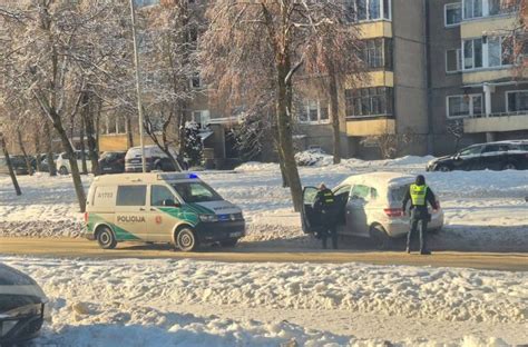 Teminė nuotrauka: besimokantis vairuotojas su instruktoriumi