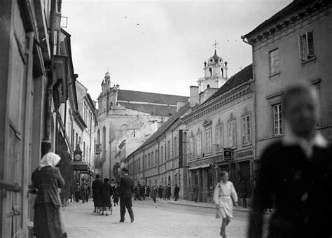 Archyvinė nuotrauka: 1940-ųjų metų Vilniaus ar Telšių miesto gatvės vaizdas