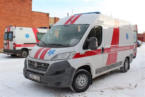 Tematinė nuotrauka su greitosios medicinos pagalbos automobiliu