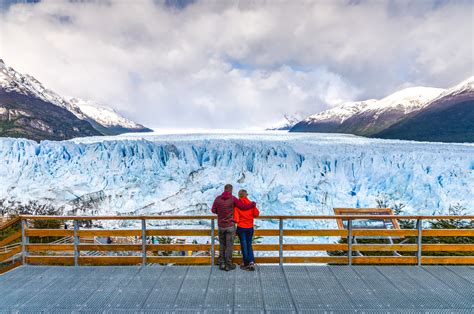 Perito Moreno ledyno panorama su turistais, stebinčiais lūžtančius ledo luitus