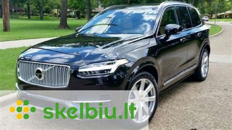 Volvo automobilio salonas su veikiančiu šildytuvu, rodantis komfortišką aplinką