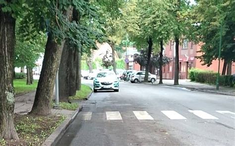 Miesto gatvės su automobilių eismu ir šviesoforais