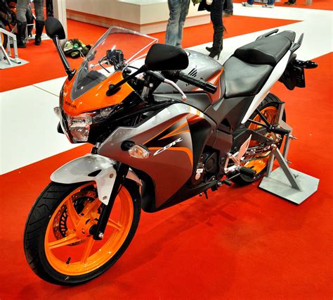 Honda CBR125R motociklo nuotrauka, apžvelgianti skirtingų kartų dizainą