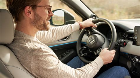 nuotrauka su naujai apsiūtu odiniu vairu automobilio salone