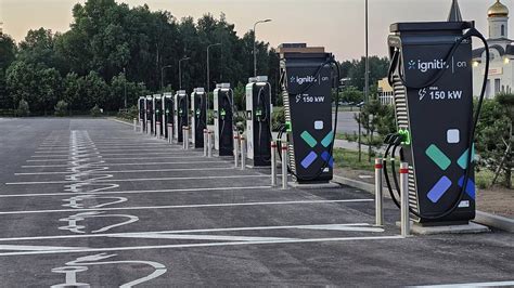 Tematinė elektromobilių įkrovimo stotelių nuotrauka
