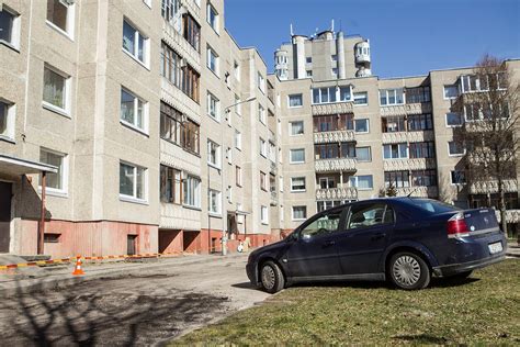 Tematinė nuotrauka: per daug automobilių daugiabučio kieme