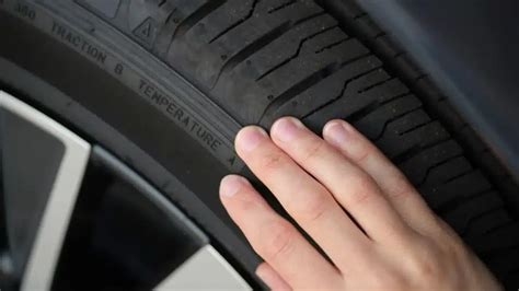 nuotrauka su susidėvėjusiomis automobilio padangomis