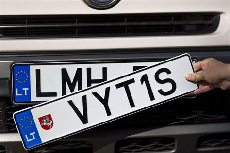 Teminė nuotrauka su linksmais automobilių skelbimais