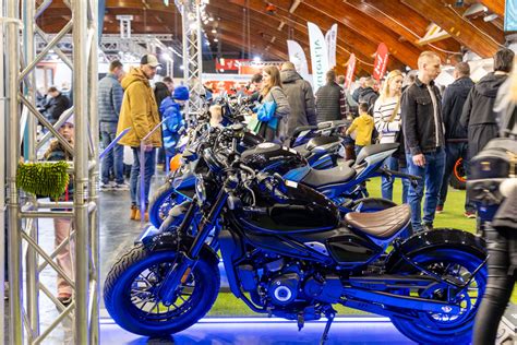 Nuotrauka iš motociklų parodos, kurioje eksponuojami custom motociklai