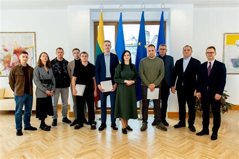 nuotrauka iš 2012 m. „Saulės“ ralio finišo su nugalėtojais