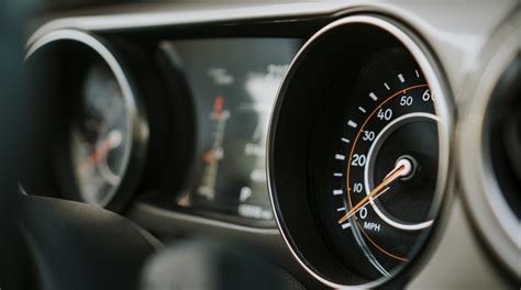 Nuotrauka automobilio su kelionės lapu ant prietaisų skydelio