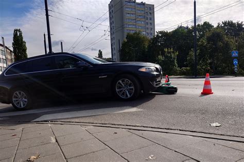 Teminė nuotrauka su BMW automobiliu ir draudimo polisu