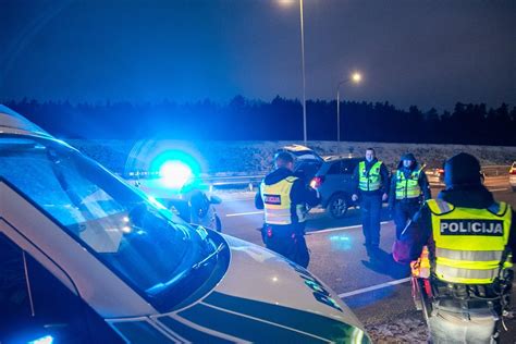 Pagalbos kelyje automobilis keičia ratą