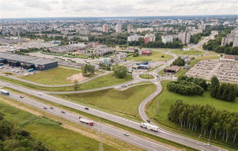 Tematinė nuotrauka su 6.5 colio elektriniu motoroleriu, važiuojančiu miesto gatve