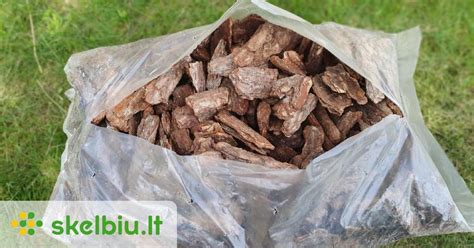 Kolumas su skirtingais gaminiais iš perdirbtų padangų (dangos, borteliai, mulčias)