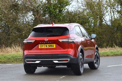 Tematinė Nissan Qashqai nuotrauka, atspindinti jo universalumą mieste ir gamtoje
